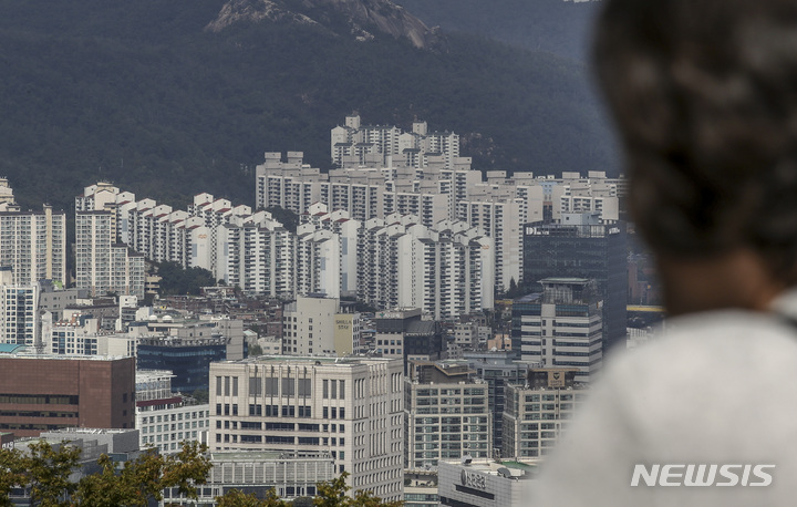 [서울=뉴시스] 정병혁 기자 = 서울 남산에서 바라본 서울 도심 아파트의 모습. 2022.09.25. jhope@newsis.com
