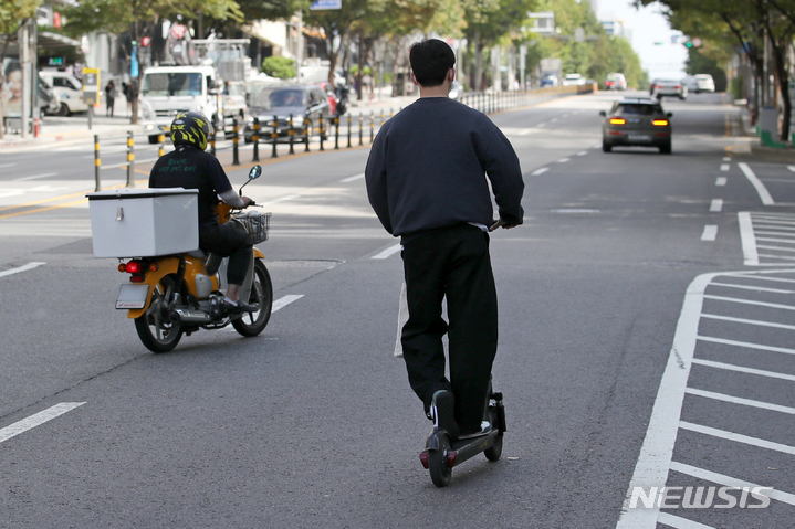 [서울=뉴시스] 조성우 기자 = 전동 킥보드와 같은 개인형 이동수단(PM)에 의한 교통사고와 사망자가 최근 5년 새 크게 증가한 것으로 나타났다. 25일 오후 서울 강남 인근에서 안전 장비를 착용하지 않은 시민이 킥보드를 이용하고 있다. 2022.09.25. xconfind@newsis.com