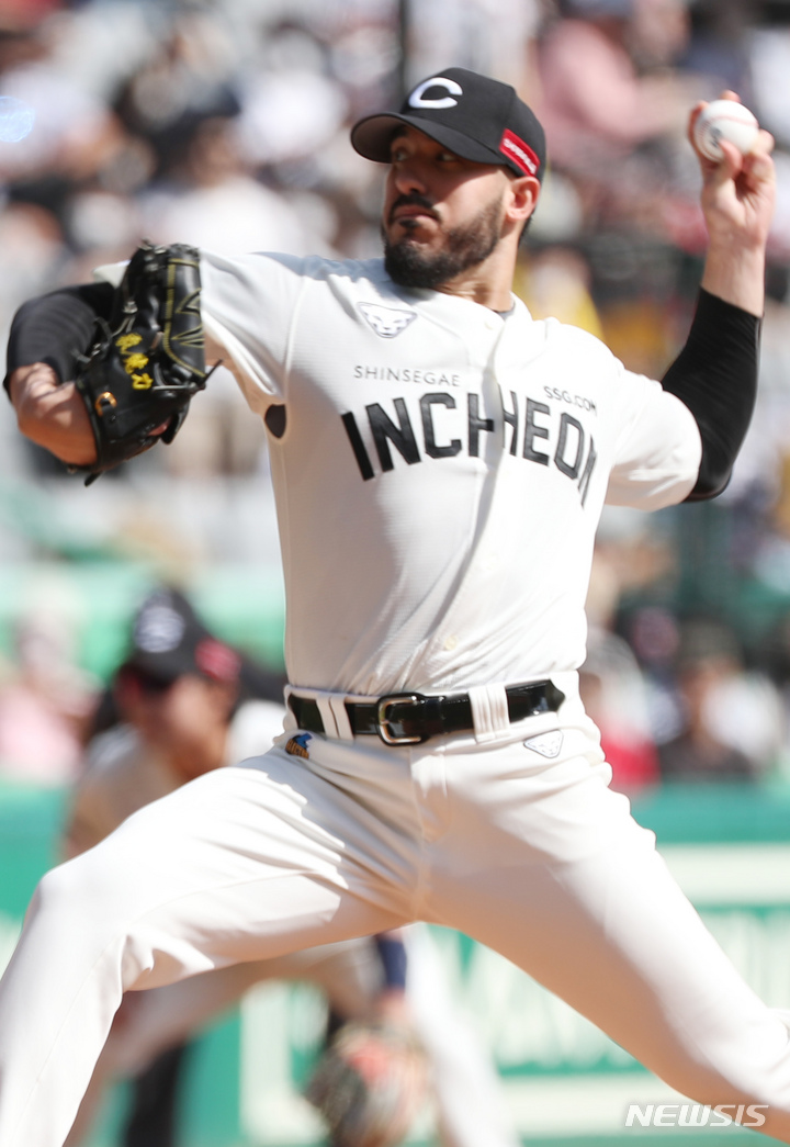 [인천=뉴시스] 백동현 기자 = 25일 오후 인천 문학동 SSG 랜더스필드에서 열린 2022 KBO리그 SSG 랜더스 대 LG 트윈스의 경기, 1회초 SSG 선발투수 모리만도가 역투하고 있다. 2022.09.25. livertrent@newsis.com