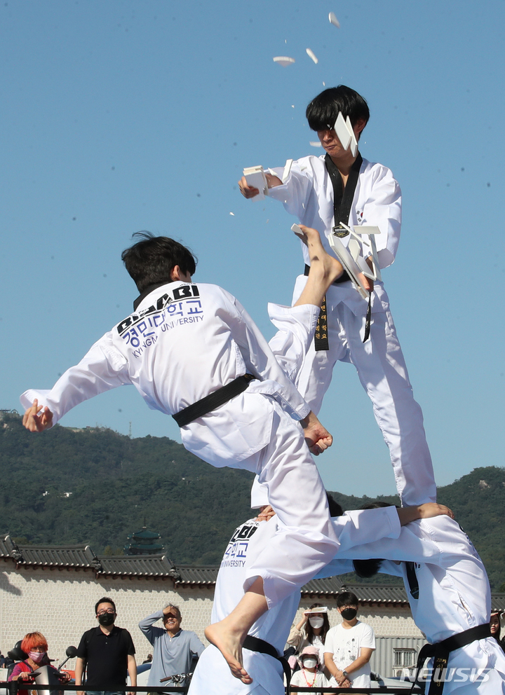 [서울=뉴시스] 김명원 기자 = 서울시 태권도 공연이 펼치고 있는 모습. 2022.09.24. kmx1105@newsis.com