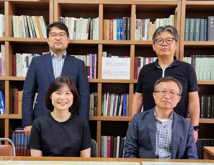 [수원=뉴시스] 2022년 인문사회연구소 지원사업’에 참여하는 아주대학교 연구진. 사진 왼쪽 아래부터 시계 방향으로, 유재인 금융공학과 교수, 한상우 사학과 교수, 이상국 사학과 교수(연구책임자), 김종식 사학과 교수. (사진=아주대 제공) 2022.09.26. photo@newsis.com *재판매 및 DB 금지