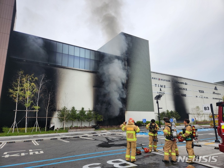 [대전=뉴시스] 곽상훈 기자= 26일 오전 7시45분 대전 유성구 용산동 현대아울렛 매장에서 화재가 발생, 출동한 소방관들이 진화하고 있다. 2022.09.26.  kshoon0663@newsis.com 