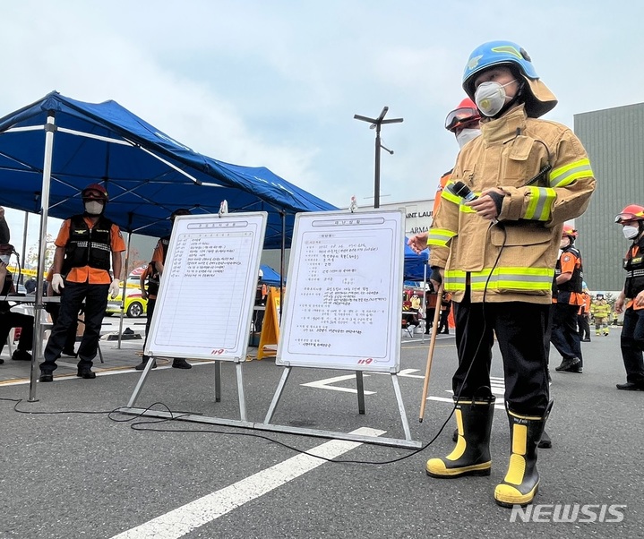[대전=뉴시스] 박우경 기자 = 26일 오전 9시 40분께 대전 유성구 용산동 현대 프리미엄 아울렛 매장 주차장에서 발생한 화재에 대해 대전소방본부 관계자가 브리핑을 하고 있다. 2022.09.26. photo@newsis.com