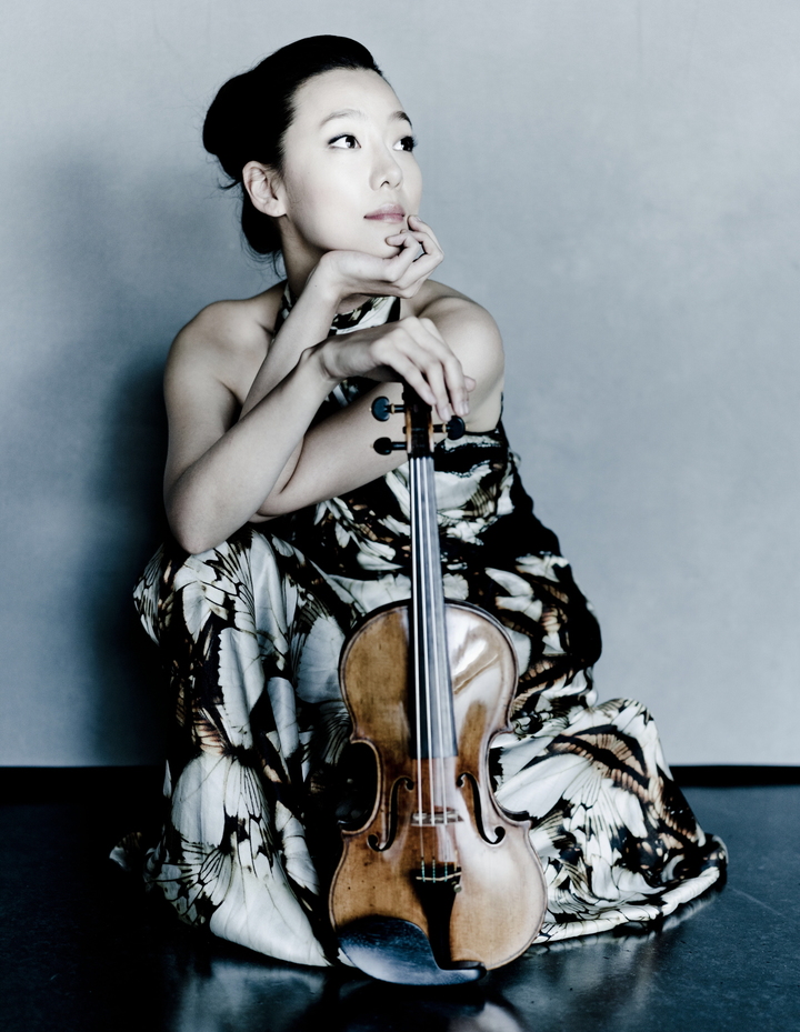 [서울=뉴시스]바이올리니스트 클라라 주미 강. (사진=Marco Borggreve 제공) 2022.09.26. photo@newsis.com *재판매 및 DB 금지