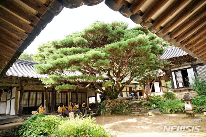 [서울=뉴시스] 안동-봉정사 영산암 마당 정원, 구완회 촬영. (사진=한국관광공사 제공) 2022.09.26. photo@newsis.com *재판매 및 DB 금지