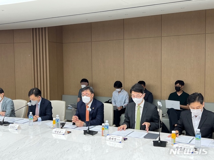 [서울=뉴시스] 과기정통부는 박윤규 2차관(왼쪽 두번쨰) 주재로 대한상공회의소에서 윤 대통령 북미 순방 성과를 공유하고 후속조치를 논의하는 간담회를 열었다. 