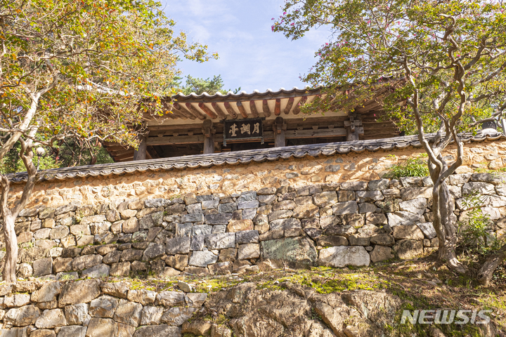 [서울=뉴시스] 밀양, 석축 아래에서 올려다 본 월연대-최갑수 촬영. (사진=한국관광공사 제공) 2022.09.26. photo@newsis.com *재판매 및 DB 금지