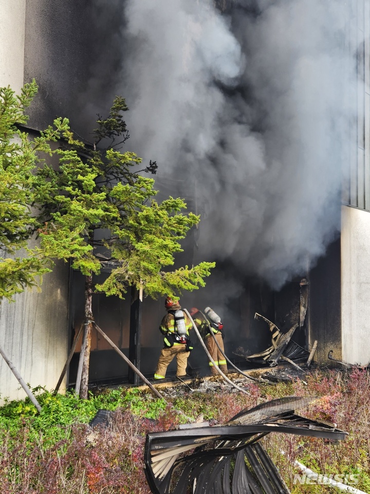 [대전=뉴시스] 곽상훈 기자 = 26일 오전 7시 45분께 대전 유성구 현대 프리미엄 아웃렛에서 불이 나 소방대원들이 화재 진화 작업을 위해 건물 내부로 진입하고 있다. 2022.09.26. photo@newsis.com