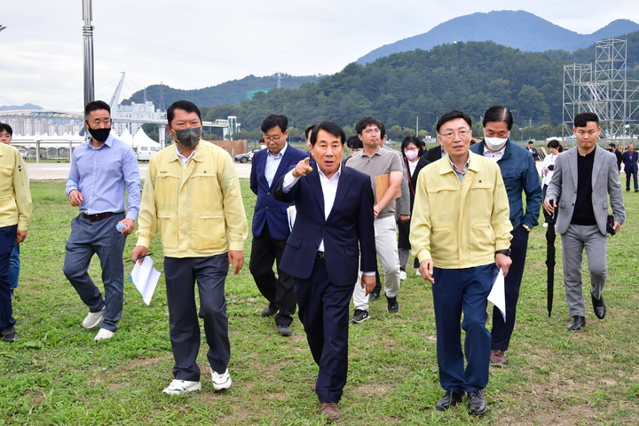  [양산=뉴시스] 안지율 기자 = 나동연 경남 양산시장은 26일 간부공무원 등과 함께 양산의 대표 문화축제인 양산삽량문화축전 개막을 앞두고 양산천 행사장을 방문해 현장점검을 하고 있다. (사진=양산시 제공) 2022.09.26. photo@newsis.com *재판매 및 DB 금지