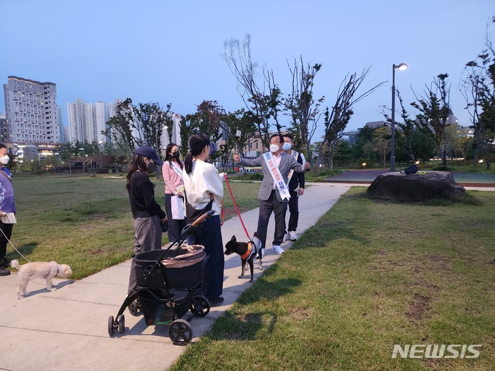 계도기간 동안 이현재 하남시장이 직접 공원을 찾은 모습. (사진= 하남시 제공)