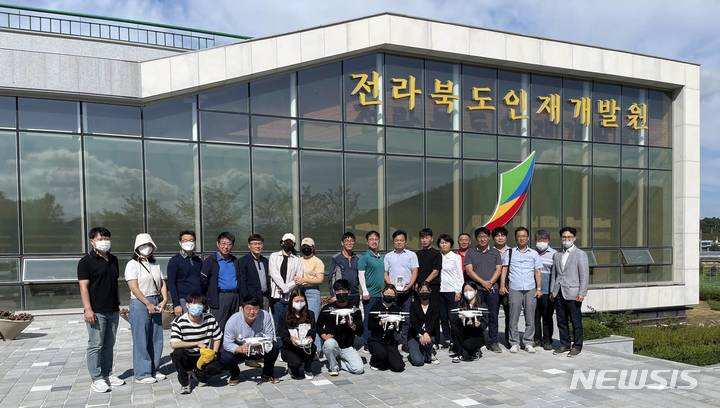 [전주=뉴시스]윤난슬 기자 = 전주비전대학교는 지적토목학과 학생들이 전북 시·군 공무원 20명을 대상으로 '드론 조종 및 영상 콘텐츠 제작'을 주제로 재능기부 활동을 전개했다고 26일 밝혔다.(사진=전주비전대 제공) 