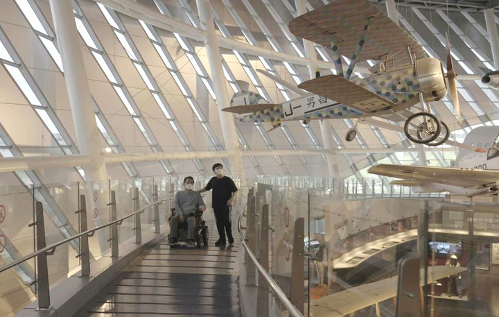 서울관광재단, 관광약자 대상 국립항공박물관 투어. (사진=서울관광재단 제공) photo@newsis.com *재판매 및 DB 금지