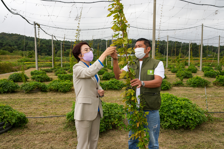 [부안=뉴시스] 국주영은 전북도의장(왼쪽)은 23일 부안군 행안면에 소재한 농업회사법인 ㈜홉앤호프를 방문했다.  2022.09.26 (사진= 전라북도의회 제공) *재판매 및 DB 금지