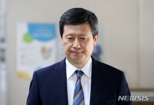 【서울=뉴시스】김선웅 기자 = 신동주 에스디제이 회장(전 일본롯데홀딩스 부회장)이 18일 오후 서울 서초구 서울고등법원에서 열린 롯데 오너 일가 비리 사건 항소심 9차 공판을 마친 후 법원을 나서고 있다. 2018.07.18. mangusta@newsis.com *재판매 및 DB 금지