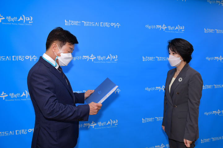 26일 정기명 여수시장이 김유화 여수시도시관리공단 이사장에게 임명장을 수여하고 있다. 여수시 제공 *재판매 및 DB 금지