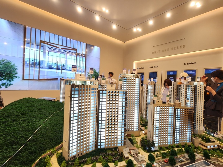 [음성=뉴시스] 고가혜 기자=지난 23일 찾은 충북 음성군 맹동면 소재 '음성자이 센트럴시티' 견본주택에서 손님들이 모형주택을 구경하고 있다. 2022.09.26&nbsp; *재판매 및 DB 금지