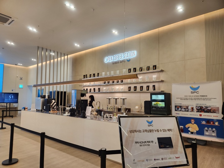 [음성=뉴시스] 고가혜 기자=지난 23일 찾은 충북 음성군 맹동면 소재 '음성자이 센트럴시티' 견본주택 내에 SPC 제휴를 통한 카페테리아가 마련돼 있다. 2022.09.26&nbsp; *재판매 및 DB 금지