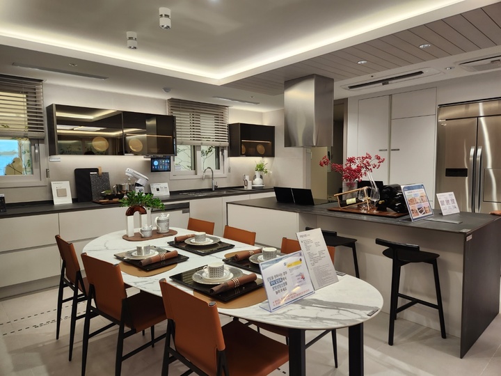 [음성=뉴시스] 고가혜 기자=지난 23일 찾은 충북 음성군 맹동면 소재 '음성자이 센트럴시티' 견본주택 내 전용 101㎡B 평형에 마련된 디럭스 다이닝 공간. 2022.09.26&nbsp; *재판매 및 DB 금지