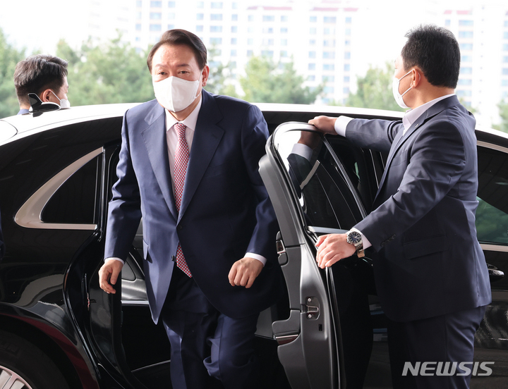[서울=뉴시스] 전신 기자 = 윤석열 대통령이 26일 서울 용산 대통령실 청사로 출근하고 있다. (대통령실통신사진기자단) 2022.09.26. photo1006@newsis.com