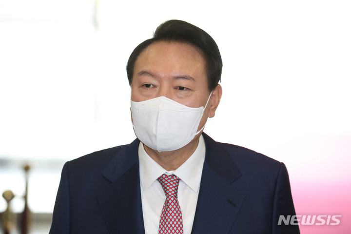 [서울=뉴시스] 전신 기자 = 윤석열 대통령이 26일 서울 용산 대통령실 청사로 출근하며 영국·미국·캐나다 순방에 대한 소회를 밝히고 있다. 2022.09.26. photo1006@newsis.com