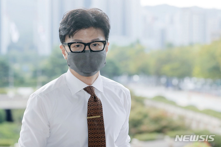 [과천=뉴시스] 최동준 기자 = 한동훈 법무부 장관이 지난 26일 경기 과천시 법무부 청사로 출근하고 있다. 2022.09.26. photocdj@newsis.com