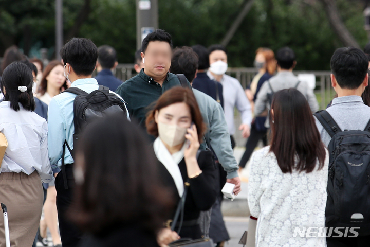 [서울=뉴시스] 조성우 기자 = 실외 마스크 착용 의무가 전면 해제된 26일 오전 서울 종로구 세종대로 인근에서 마스크를 벗은 시민들이 이동하고 있다. 2022.09.26. xconfind@newsis.com