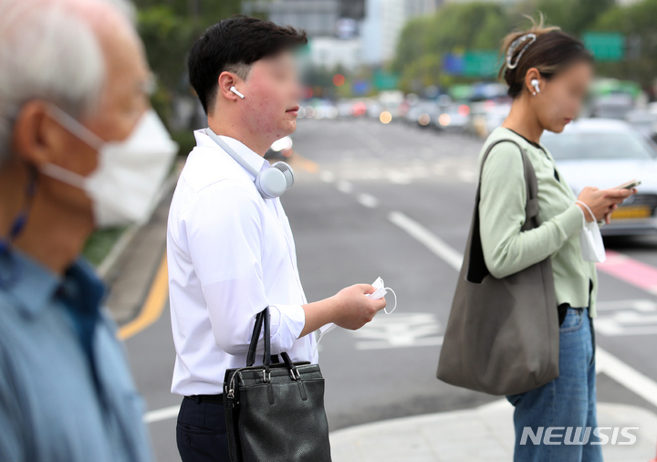 [서울=뉴시스] 조성우 기자 = 실외 마스크 착용 의무가 전면 해제된 26일 오전 서울 종로구 세종대로 인근에서 시민들이 횡단보도 신호를 기다리고 있다. 2022.09.26. xconfind@newsis.com