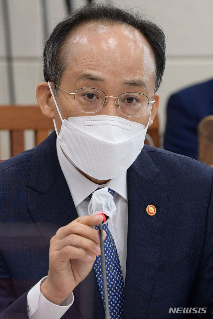 [서울=뉴시스] 최진석 기자 = 추경호 경제부총리 겸 기획재정부 장관이 지난 26일 오전 서울 여의도 국회 기획재정위원회 전체회의에 출석해 질의 답변을 하고 있다. (공동취재사진) 2022.09.26. photo@newsis.com
