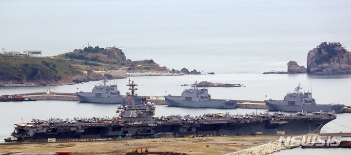 [부산=뉴시스] 하경민 기자 = 미국 해군의 핵추진 항공모함 '로널드 레이건함'(CVN-76)이 한미 연합해상훈련에 참가하기 위해 26일 오전 부산 남구 해군작전사령부에서 출항하고 있다. 2022.09.26. yulnetphoto@newsis.com