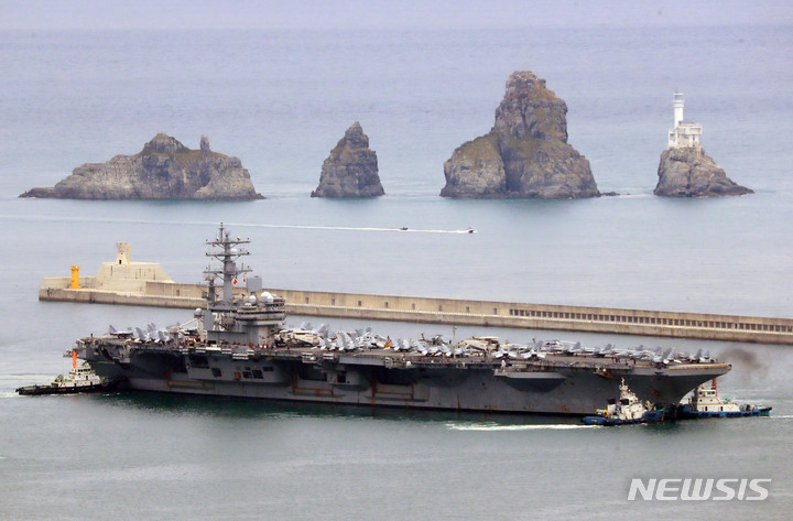 [부산=뉴시스] 하경민 기자 = 미국 해군의 핵추진 항공모함 '로널드 레이건함'(CVN-76)이 한미 연합해상훈련에 참가하기 위해 26일 오전 부산 남구 해군작전사령부에서 출항하고 있다. 로널드 레이건함과 순양함 '챈슬러스빌함'(CG-62), 이지스 구축함 '배리함'(DDG-52) 등 미 5항모강습단은 26~29일 동해상에서 한미 연합해상훈련을 펼친다. 2017년 11월 이후 5년 만에 열리는 한미 연합훈련에는 미군의 로스앤젤레스(LA)급 핵추진 잠수함 '애너폴리스함'(SSN-760)도 참여하는 것으로 알려졌다. 2022.09.26. yulnetphoto@newsis.com