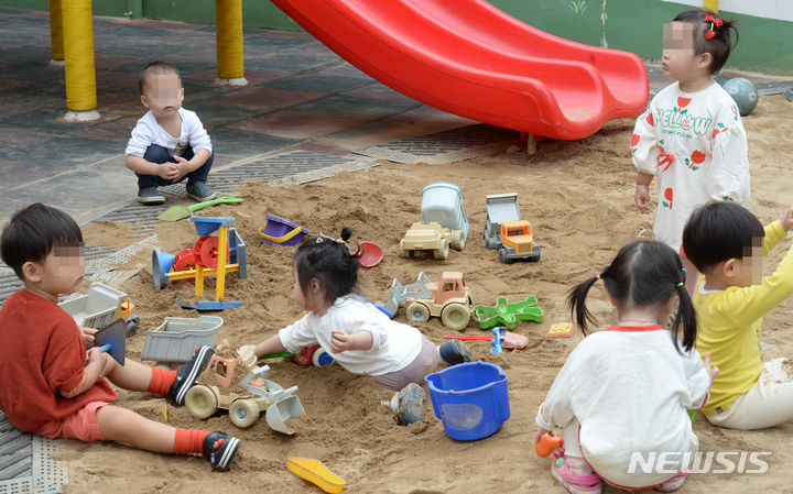 [울산=뉴시스] 배병수 기자 = 실외 마스크 착용 의무가 전면 해제된 26일 오전 울산 남구 한 어린이집에 원생들이 마스크를 벗고 모래놀이를 하고 있다. 2022.09.26. bbs@newsis.com