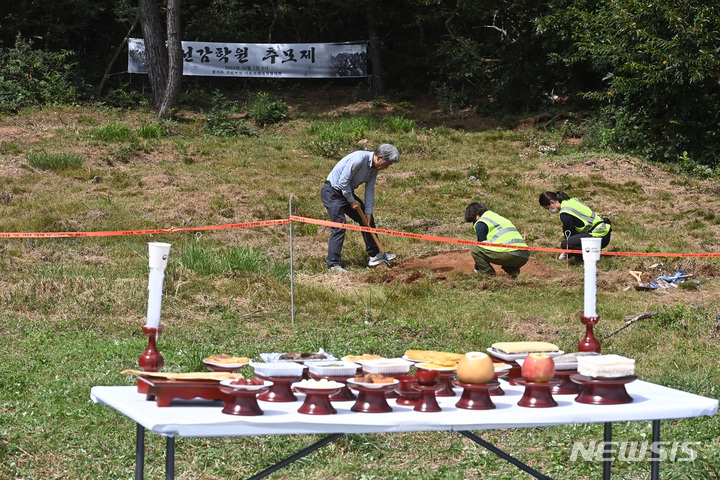 [안산=뉴시스] 김종택기자 = 선감학원 아동 인권 침해 사건의 진실을 규명하기 위한 유해 발굴 작업이 실시된 26일 경기도 안산시 선감동 유해 매장지에서 관계자들이 발굴작업을 하고 있다. 일제강점기 안산시 선감도에 설립된 아동집단수용시설 선감학원은 1982년까지 운영되며 부랑아갱생 등의 명분으로 아동·청소년을 강제로 연행해 격리 수용했다. 이곳에는 선감학원 관련 유해 150여구가 매장된 것으로 추정된다. 2022.09.26. jtk@newsis.com