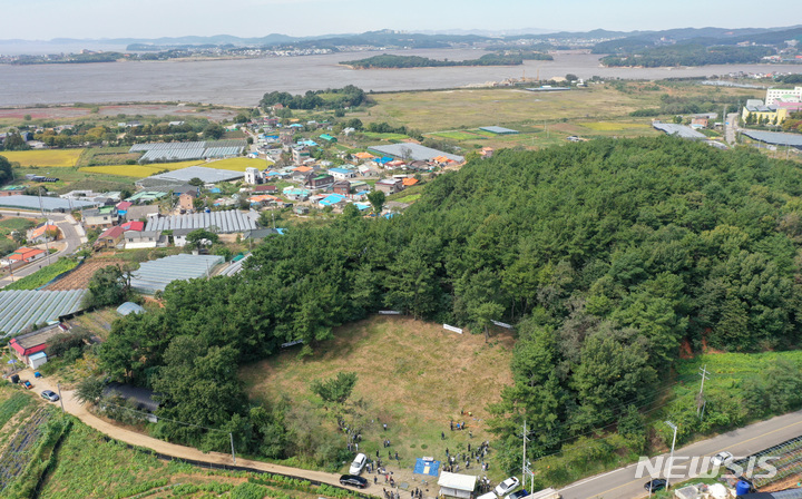 [안산=뉴시스] 김종택기자 = 선감학원 아동 인권 침해 사건의 진실을 규명하기 위한 유해 발굴 작업이 실시된 26일 경기도 안산시 선감동 유해 매장지에서 관계자들이 발굴작업을 하고 있다. 일제강점기 안산시 선감도에 설립된 아동집단수용시설 선감학원은 1982년까지 운영되며 부랑아갱생 등의 명분으로 아동·청소년을 강제로 연행해 격리 수용했다. 이곳에는 선감학원 관련 유해 150여구가 매장된 것으로 추정된다. (공동취재사진) 2022.09.26. jtk@newsis.com