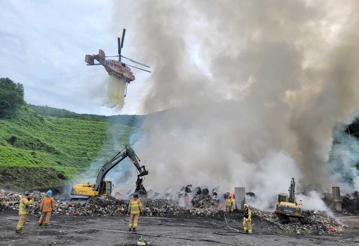 [고흥=뉴시스] 26일 오전 0시 53분께 전남 고흥군 도양읍 한 폐기물 야적장에서 난 불이 계속 타 소방 당국이 진화 헬기까지 동원, 진화 작업을 벌이고 있다. (사진=전남소방 제공) 2022.09.26. photo@newsis.com *재판매 및 DB 금지