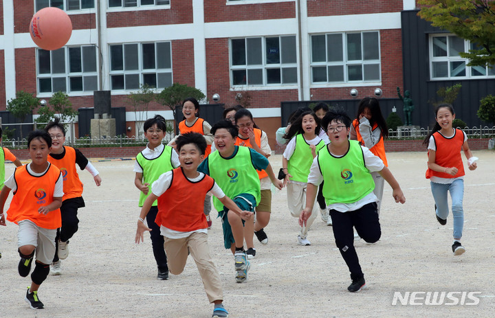 [부산=뉴시스] 하경민 기자 = 2022년 9월26일 오후 부산 수영구 망미초등학교 운동장에서 5학년 학생들이 체육수업을 하고 있다. 2022.09.26. yulnetphoto@newsis.com **기사 내용과 직접 관련 없음**