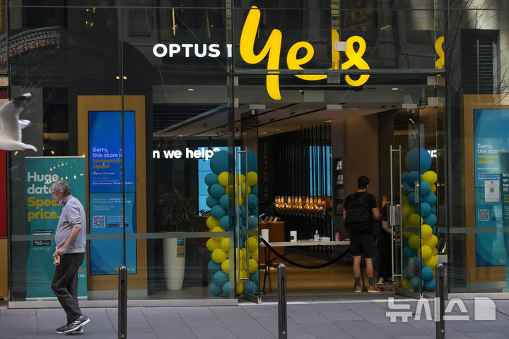 [시드니=AP/뉴시스] 호주 시드니에 있는 옵터스 스마트폰 판매 매장. 자료사진. 2025.08.27 