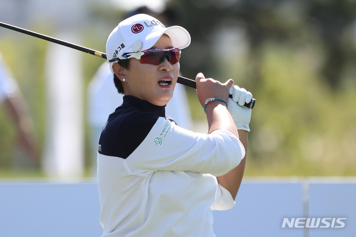 [인천=뉴시스] 백동현 기자 = 26일 오후 인천 서구 베어즈베스트청라GC에서 열린 'LG전자 박세리 월드매치'에 LPGA 레전드로 출전한 박세리(LPGA 통산 25승)가 티샷 후 아쉬워하고 있다. 이번 대회는 대한민국 골프 영웅 박세리와 동시대에 활약한 레전드 선수 5명, 세리키즈 출신을 포함한 현역 6명 등 총 12명의 선수가 출전한다. 2022.09.26. livertrent@newsis.com
