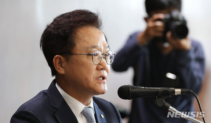 [서울=뉴시스] 전진환 기자 = 강석훈 산업은행 회장이 26일 오후 서울 여의도 산업은행에서 대우조선해양 매각 관련 기자간담회를 하고 있다. 2022.09.262. amin2@newsis.com