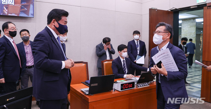 [서울=뉴시스] 김선웅 기자 = 26일 서울 여의도 국회에서 열린 농림축산식품해양수산위원회 전체회의에서 소병훈 위원장과 이양수 국민의힘 간사가 대화를 나누고 있다. (공동취재사진) 2022.09.26. photo@newsis.com