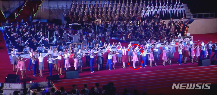 [서울=뉴시스] 지난 8일 진행된 북한 9·9절 행사에 김정은 국무위원장의 딸로 추정되는 소녀(빨간 원)가 등장했다. (사진=조선중앙TV 캡처) 2022.09.26. photo@newsis.com