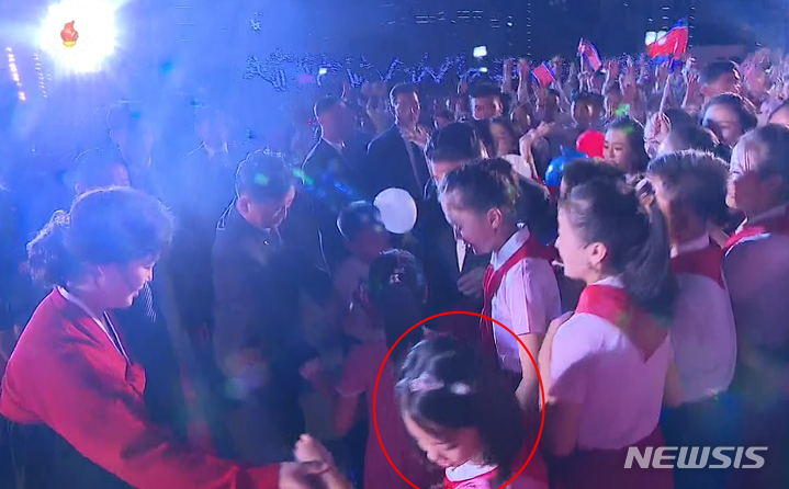 [서울=뉴시스] 지난 8일 진행된 북한 9·9절 행사에 김정은 국무위원장의 딸로 추정되는 소녀가 등장했다. 김 위원장의 부인 리설주가 소녀의 손을 잡는 모습. (사진=조선중앙TV 캡처) 2022.09.26. photo@newsis.com