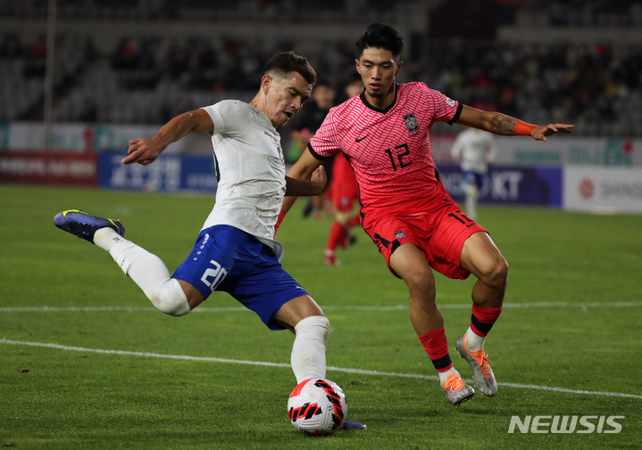 [화성=뉴시스] 고승민 기자 = 26일 경기 화성종합경기타운에서 열린 올림픽 축구 국가대표팀 대한민국 대 우즈베키스탄 친선경기 후반전, 우즈벡 이야노프가 슛을 시도하고 있다. 2022.09.26. kkssmm99@newsis.com