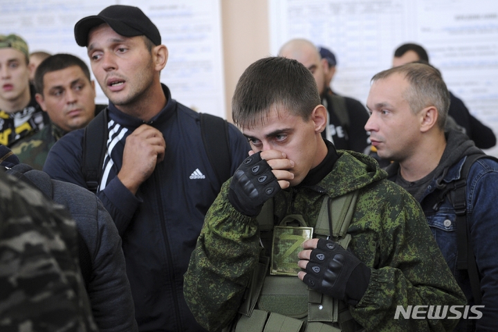 [로스토프나도누=AP/뉴시스] 지난 2022년 9월 26일, 러시아군 신병들이 러시아 남부 로스토프나도누 지역 바타이스크의 군사 모집 센터 안에 모여 있다. 2023.03.31.