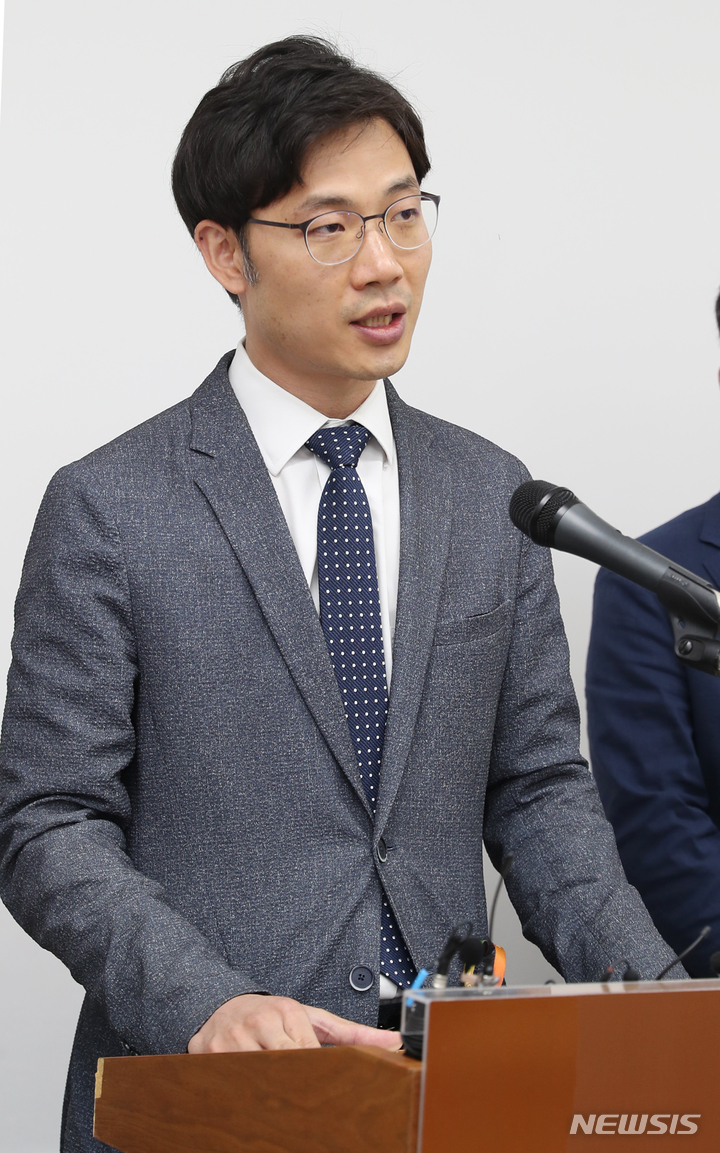 [청주=뉴시스] 임선우 기자 = 민선8기 청주시장직 인수위원회 시청사건립TF팀 송태진 위원장(충북대 도시공학과 교수)이 27일 충북 청주시청 브리핑룸에서 시청사 건립 재검토 결과를 발표하고 있다. 2022.09.27. imgiza@newsis.com