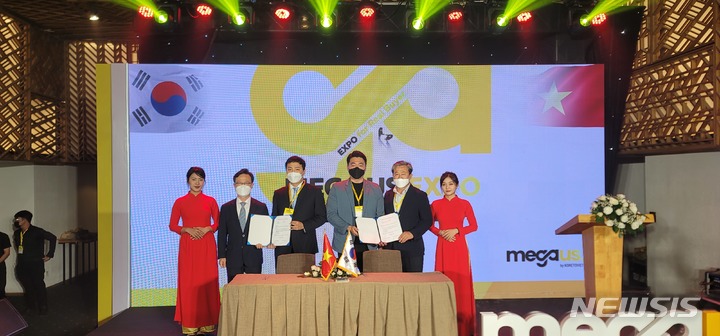 [전주=뉴시스]윤난슬 기자 = 호남권 창업 중심대학인 전북대학교가 최근 베트남 호찌민에서 B2C 메가트렌드 박람회를 개최해 12억원의 사전 계약을 체결하는 등 지역 기업 해외시장 개척 성과를 올렸다고 27일 밝혔다.(사진=전북대 제공)