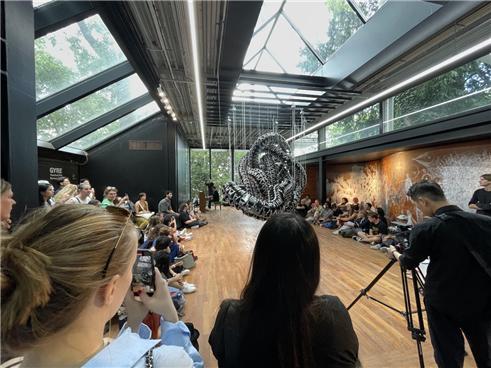 2022 베니스비엔날레 한국관 '현대 아트 노드 : 한국관' 접지 공연 중 피아노 연주하는 김윤철 작가. 2022. 9. 8. (사진=한국문화술위원회 제공) photo@newsis.com *재판매 및 DB 금지