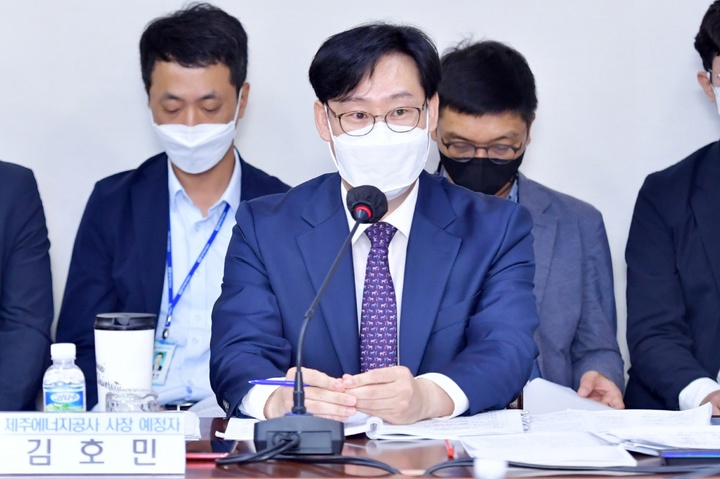 [제주=뉴시스] 김호민 제주에너지공사 사장 후보자가 27일 오전 제주도의회 인사청문회에서 답변하고 있다. (사진=제주도의회 제공) 2022.09.27. photo@newsis.com *재판매 및 DB 금지