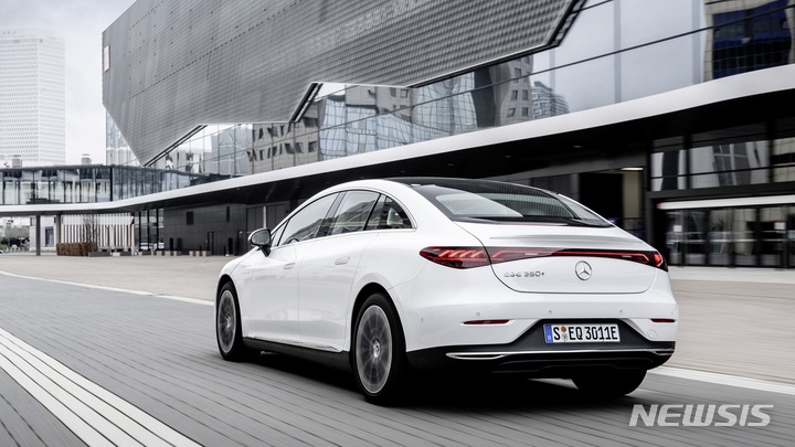 [서울=뉴시스]메르세데스-벤츠 준대형 전기 세단 '더 뉴 EQE 350+'.(사진=메르세데스-벤츠 코리아 제공) 2022.9.27 photo@newsis.com 