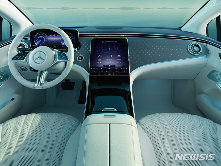 [서울=뉴시스]메르세데스-벤츠 준대형 전기 세단 '더 뉴 EQE 350+'.(사진=메르세데스-벤츠 코리아 제공) 2022.9.27 photo@newsis.com 