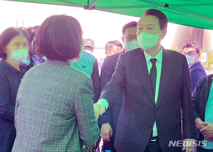 [대전=뉴시스] 27일 윤석열 대통령은 8명의 사상자가 발생한 대전 유성구 현대 프리미엄 아웃렛 화재 현장을 방문해 유가족들에게 애도를 표하고 있다. 2022.09.27. spacedust1@newsis.com